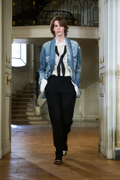 Look 15